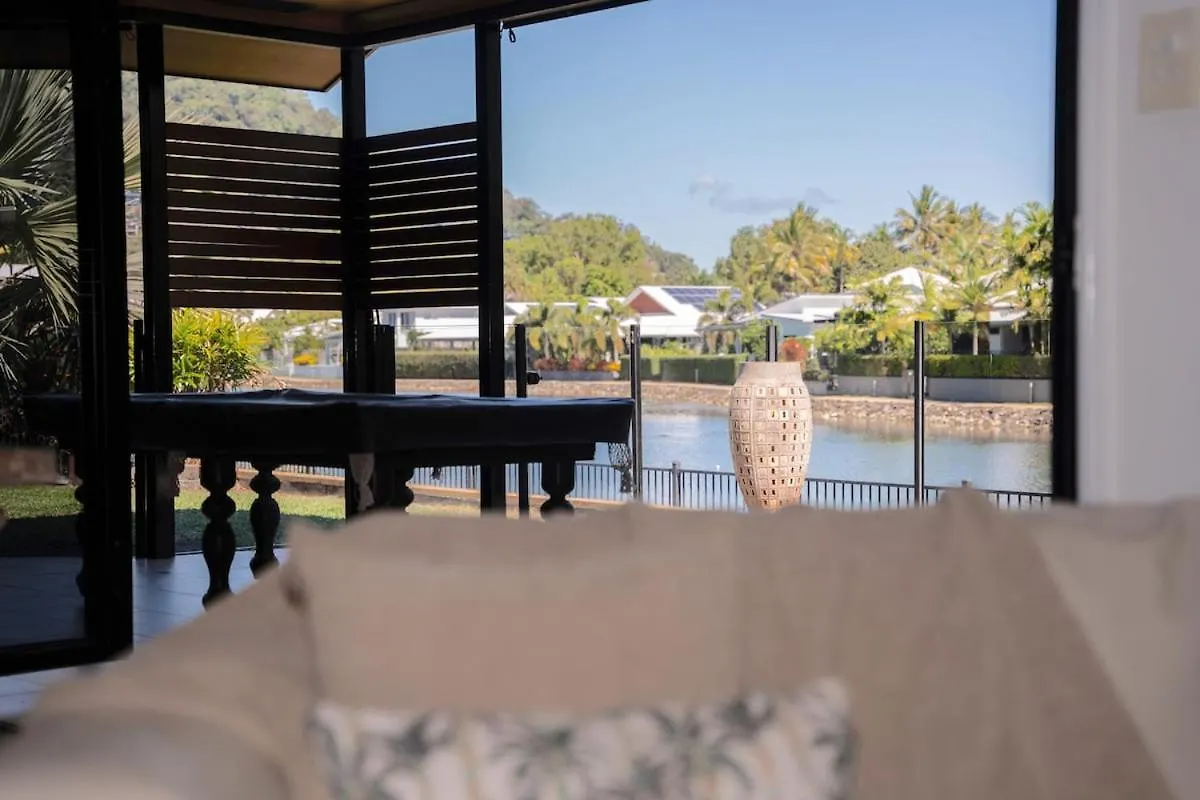 Lake House, Stroll To Beach & Cafes- Pets Welcome Trinity Beach Holiday home