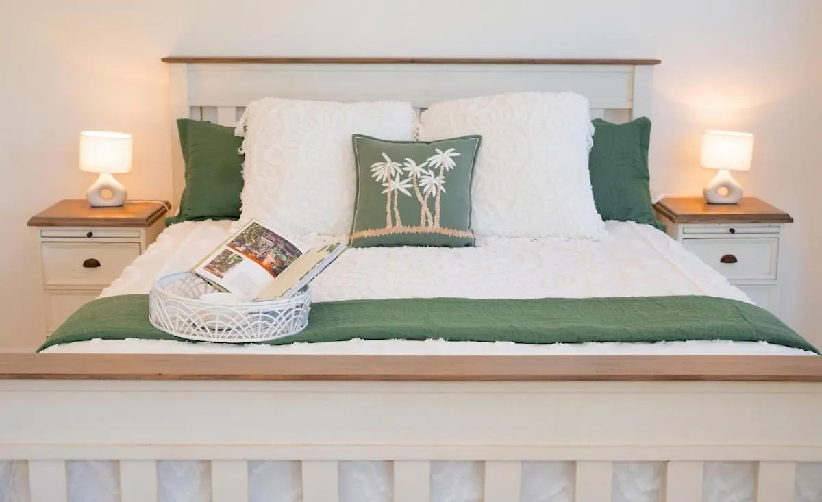 Lake House, Stroll To Beach & Cafes- Pets Welcome Trinity Beach