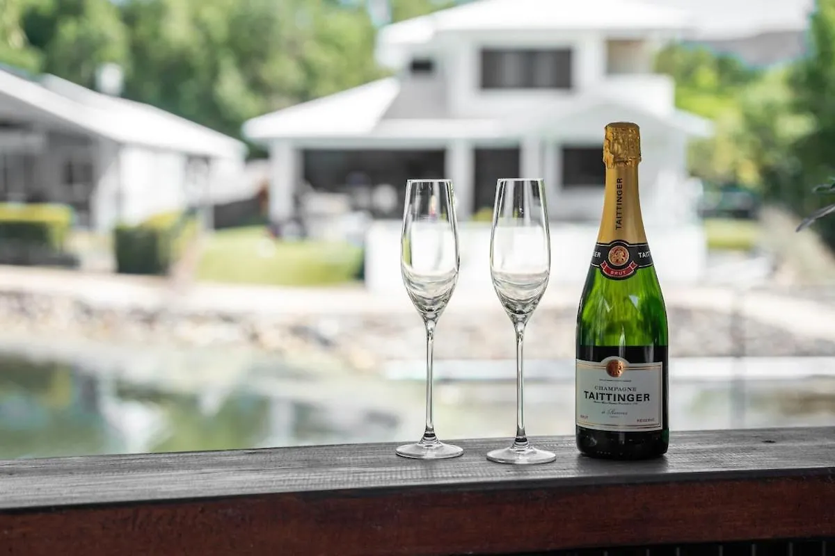 Lake House, Stroll To Beach & Cafes- Pets Welcome Trinity Beach Holiday home