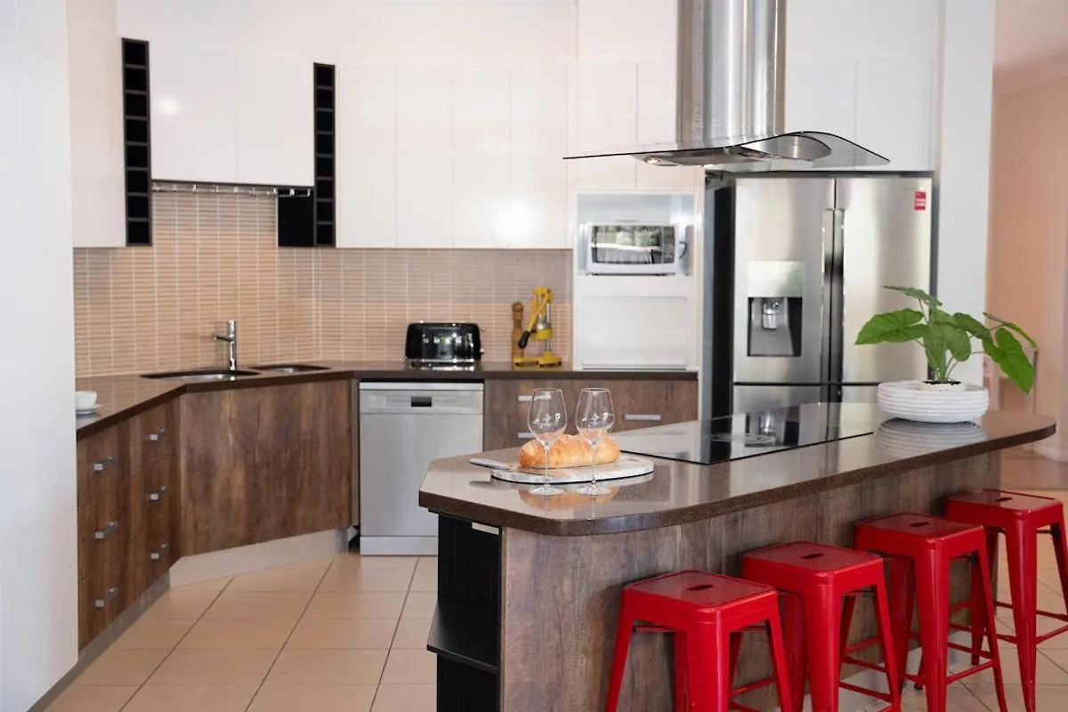 Holiday home Lake House, Stroll To Beach & Cafes- Pets Welcome Trinity Beach