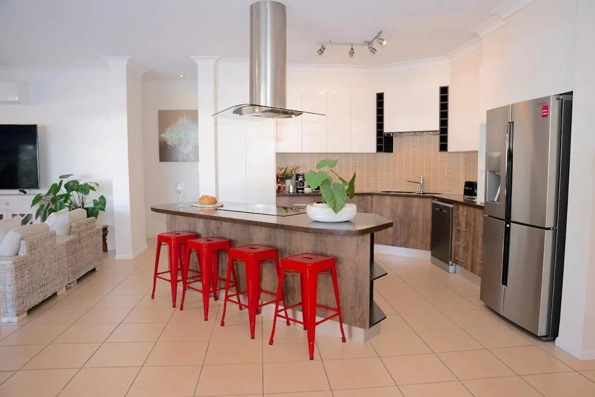 Lake House, Stroll To Beach & Cafes- Pets Welcome Trinity Beach Australia