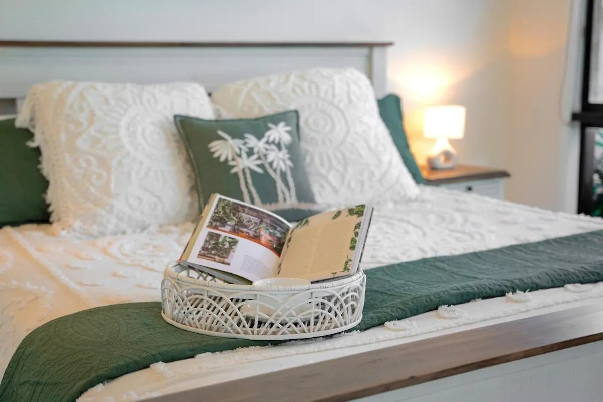 Lake House, Stroll To Beach & Cafes- Pets Welcome Trinity Beach Holiday home