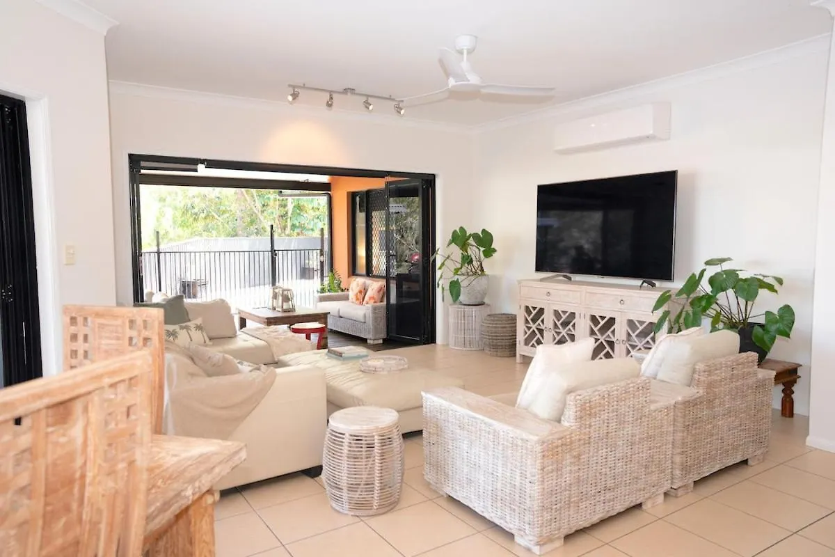Lake House, Stroll To Beach & Cafes- Pets Welcome Trinity Beach Holiday home