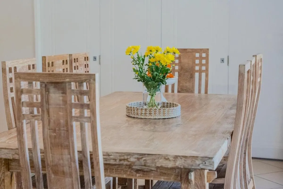 Lake House, Stroll To Beach & Cafes- Pets Welcome Trinity Beach