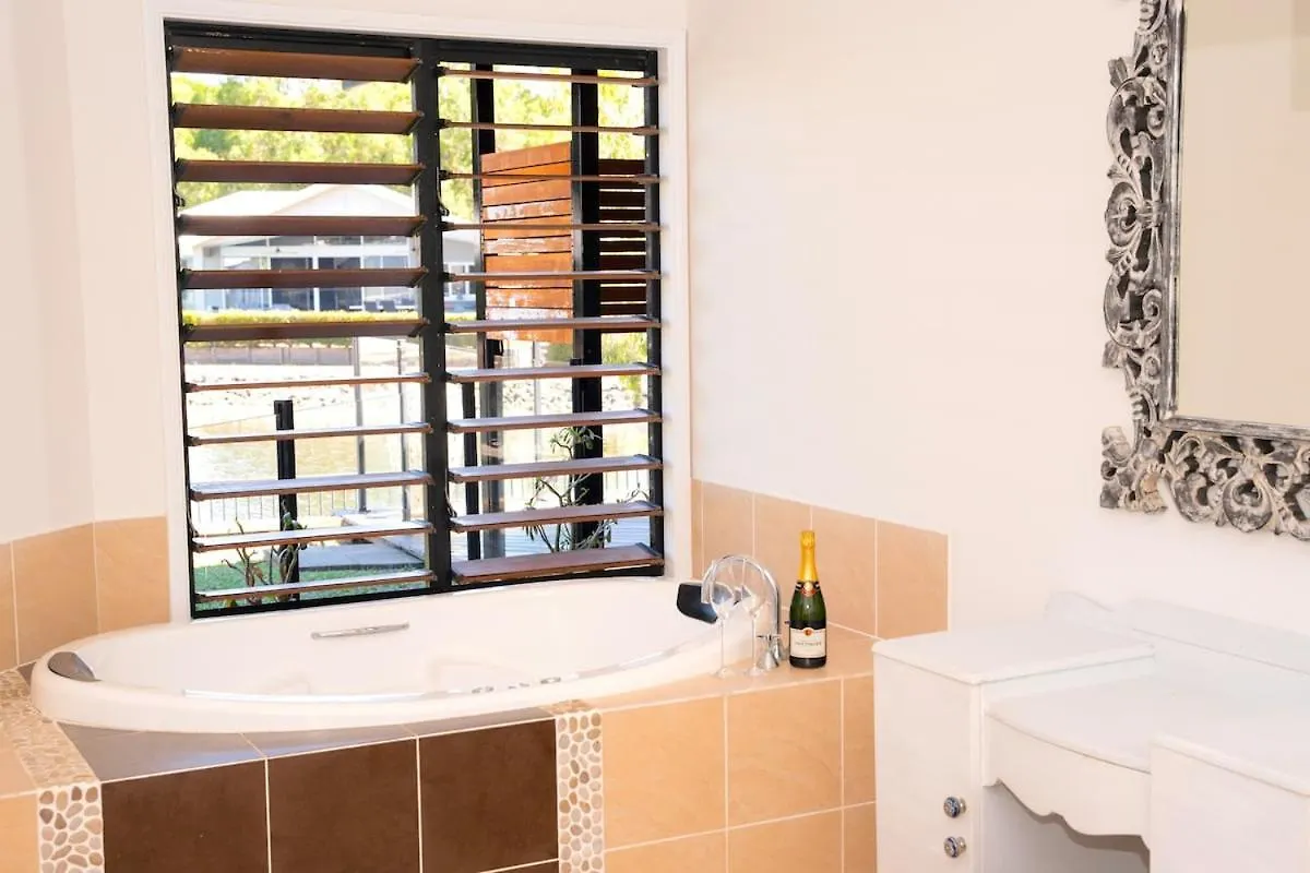 Lake House, Stroll To Beach & Cafes- Pets Welcome Trinity Beach Holiday home