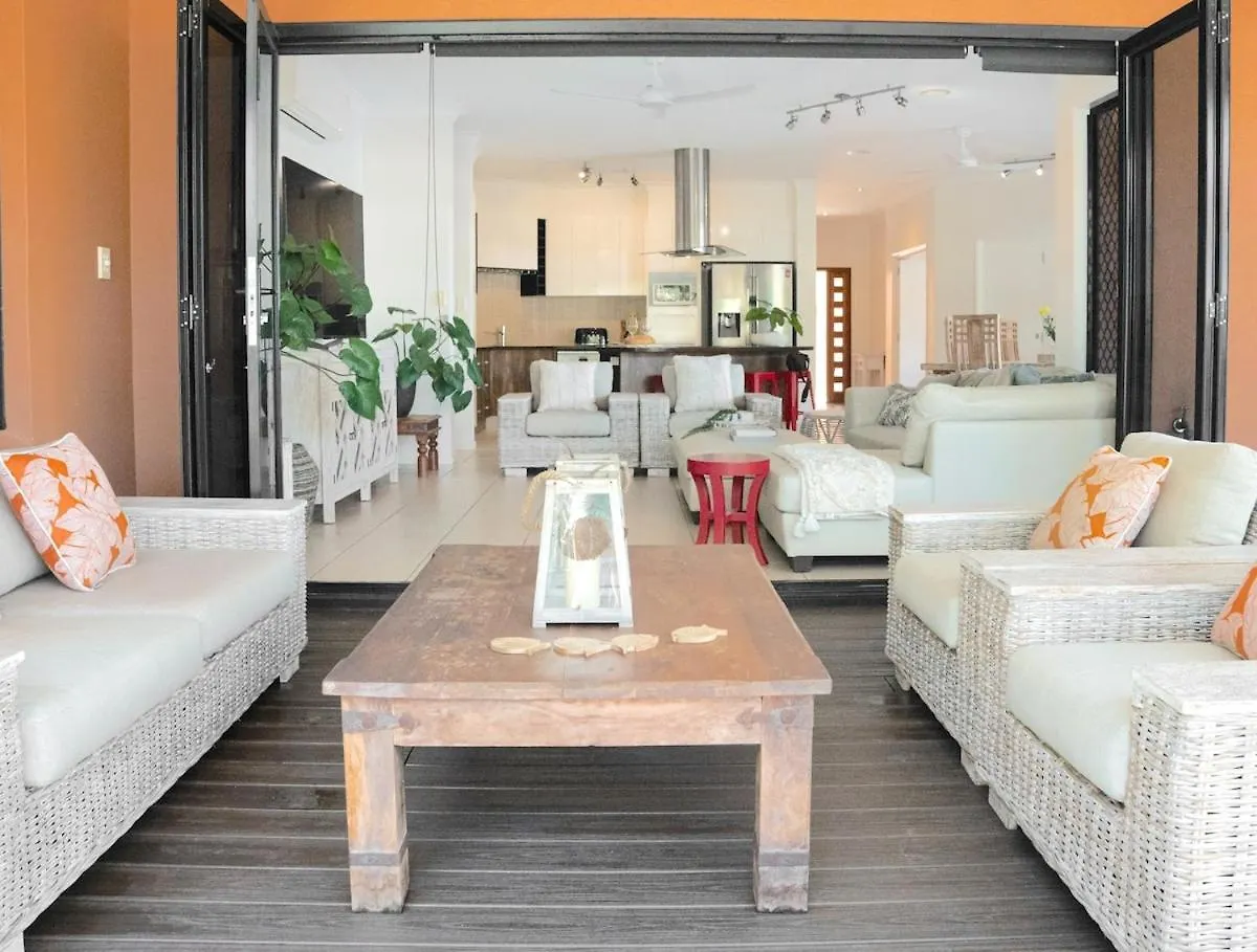Lake House, Stroll To Beach & Cafes- Pets Welcome Trinity Beach