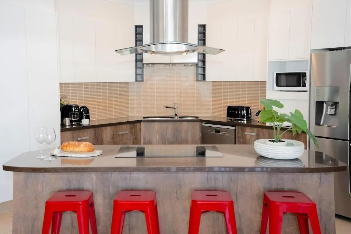 Lake House, Stroll To Beach & Cafes- Pets Welcome Trinity Beach